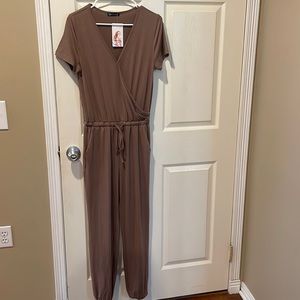 NWT. pretty garden size small jumpsuit romper.